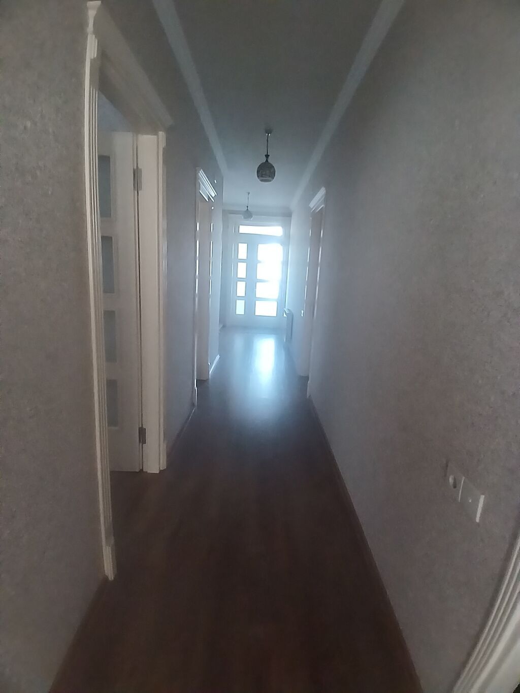 4 otaqlı mənzil – zövqlü interyer və tam mebel Xüsusiyyətlər: - Geniş