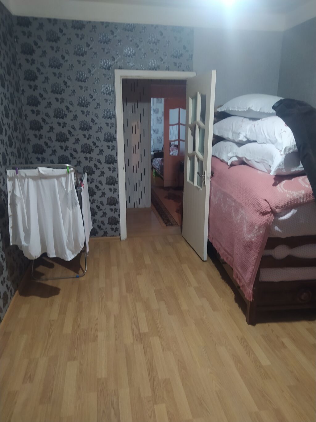 3otaqlı mənzil – geniş yataq otaqları. Təsvir: - Yataq otağı: Böyük