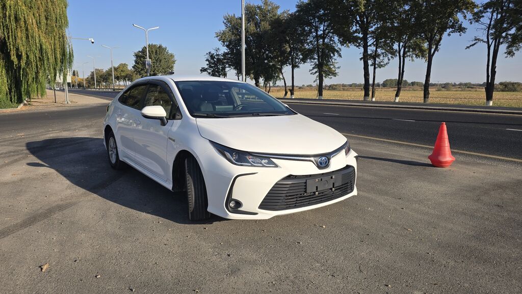 Toyota Corolla: 2022 г., 1.8 л, Вариатор, Гибрид, Седан: фото 2
