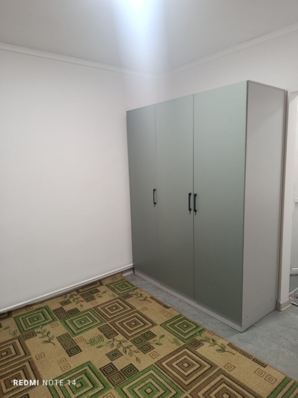 Сдаётся компактная комната с базовой меблировкой и санузлом с душем: фото 2
