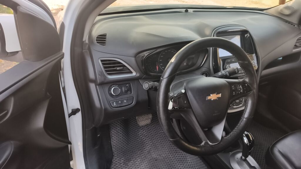 Chevrolet Spark: 2018 г., 1 л, Автомат, Бензин, Хэтчбэк: фото 3