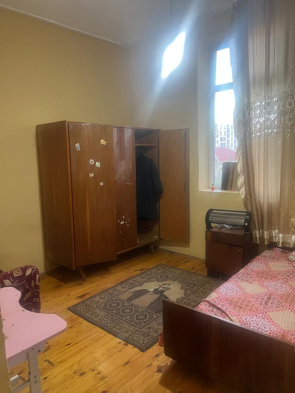 Kirayə verilir: işıqlı, geniş otaqları olan mənzil - Plan: 2 ayrı