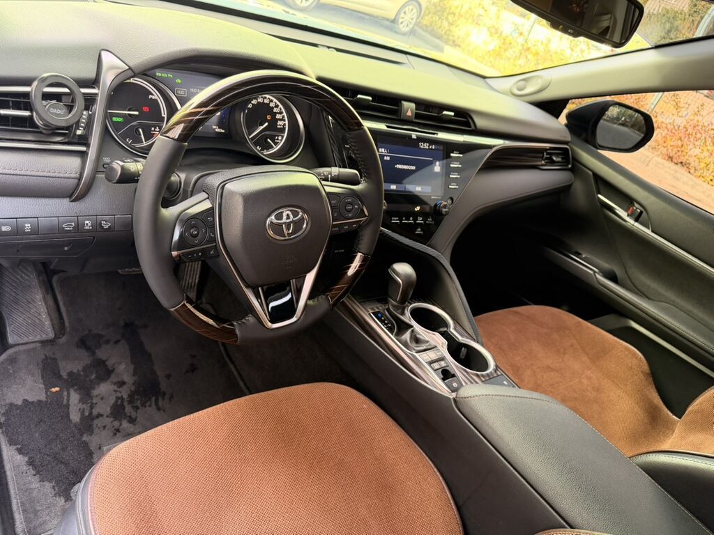 Toyota Camry: 2020 г., 2.5 л, Автомат, Гибрид, Седан: фото 4