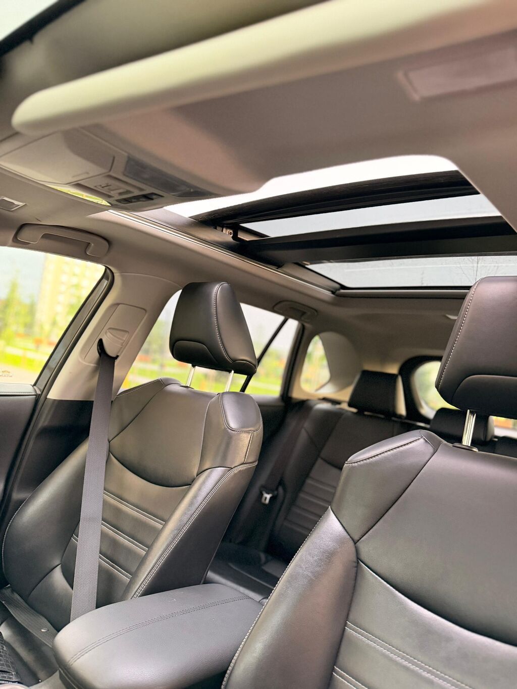 Toyota RAV4: 2019 г., 2.5 л, Автомат, Гибрид, Внедорожник: фото 5