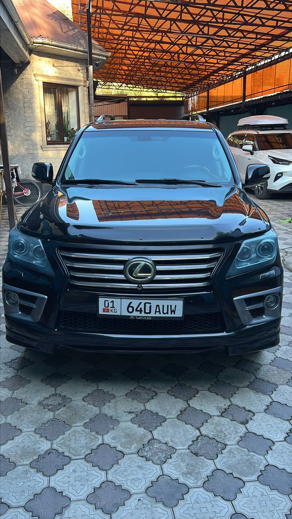 Lexus LX: 2010 г., 5.7 л, Автомат, Газ, Внедорожник: фото 1