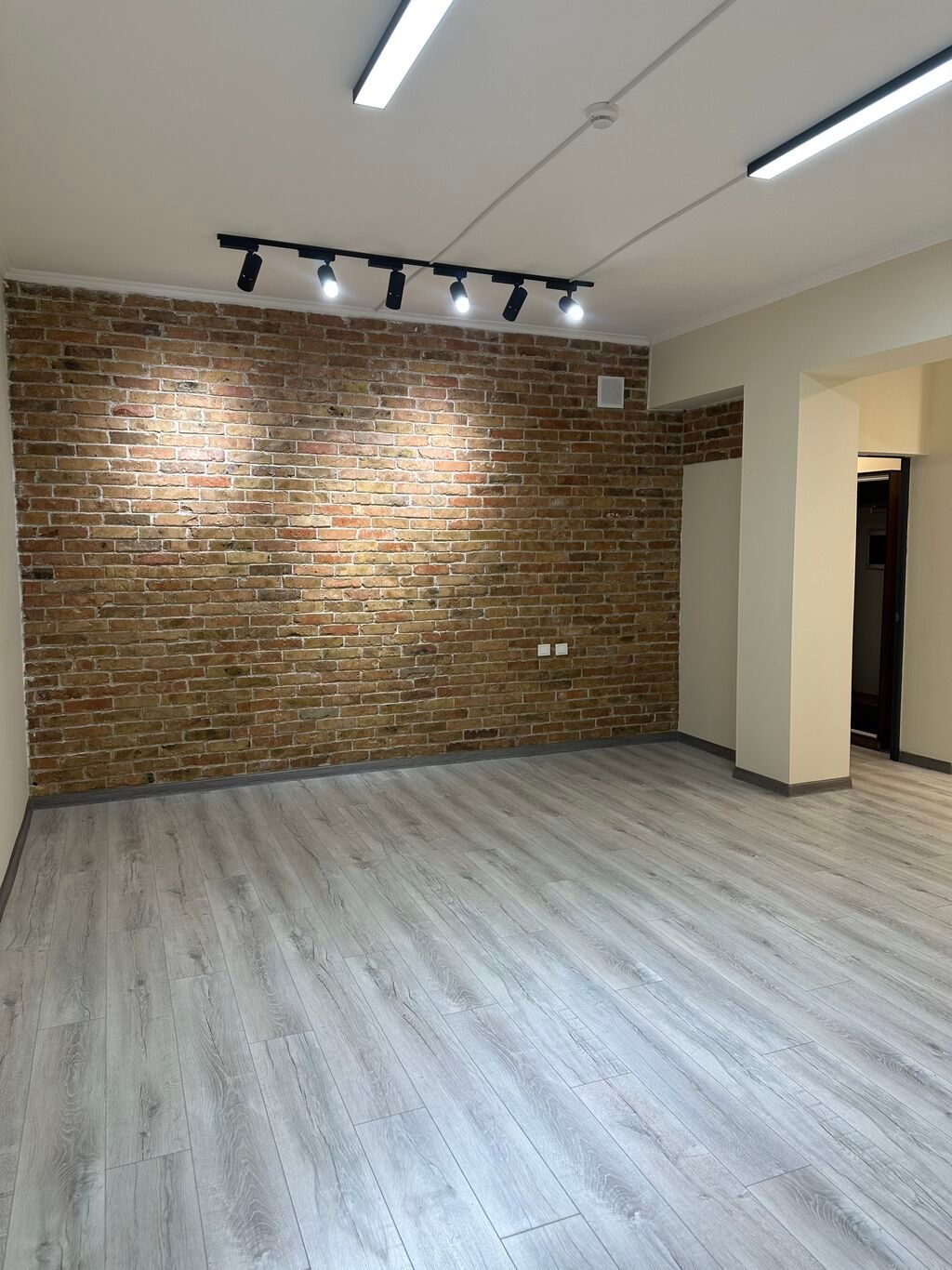 Аренда офисов, 72 м², В бизнес центре, 1 линия