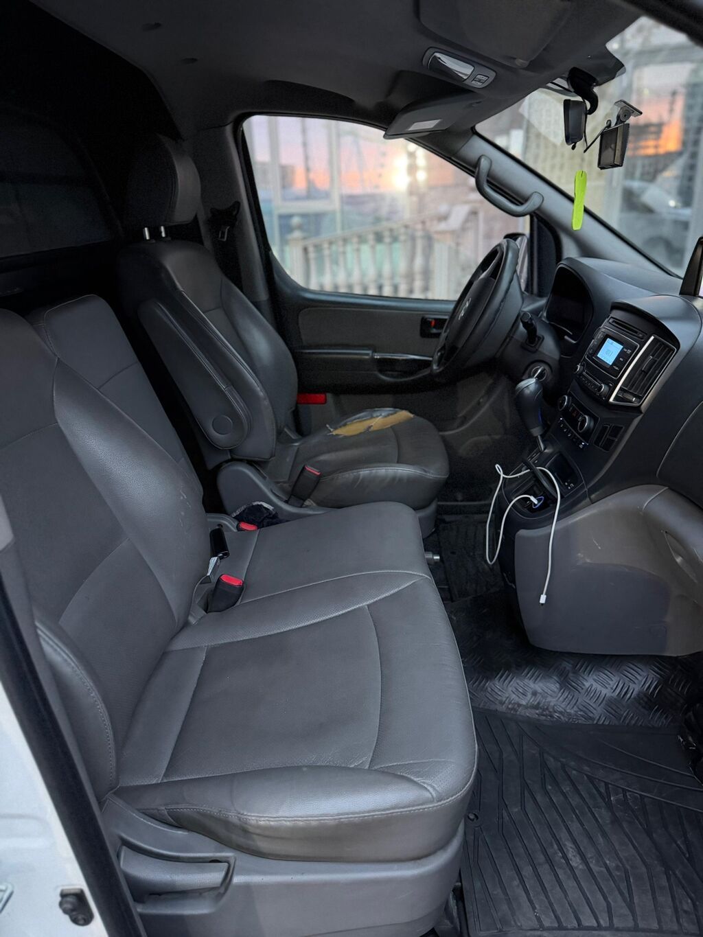 Hyundai Starex: 2018 г., 2.5 л, Автомат, Дизель, Фургон — фото 4