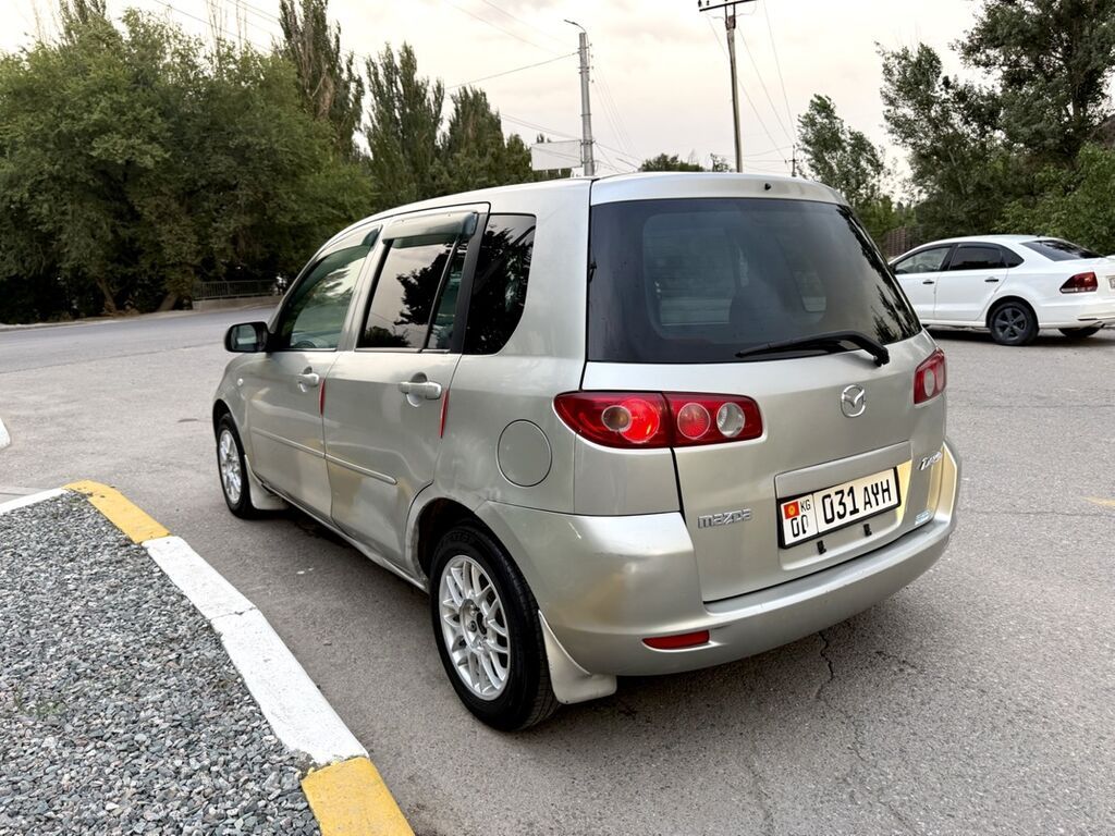 Mazda Demio 2004 г., 1.3 л, автомат: фото 4