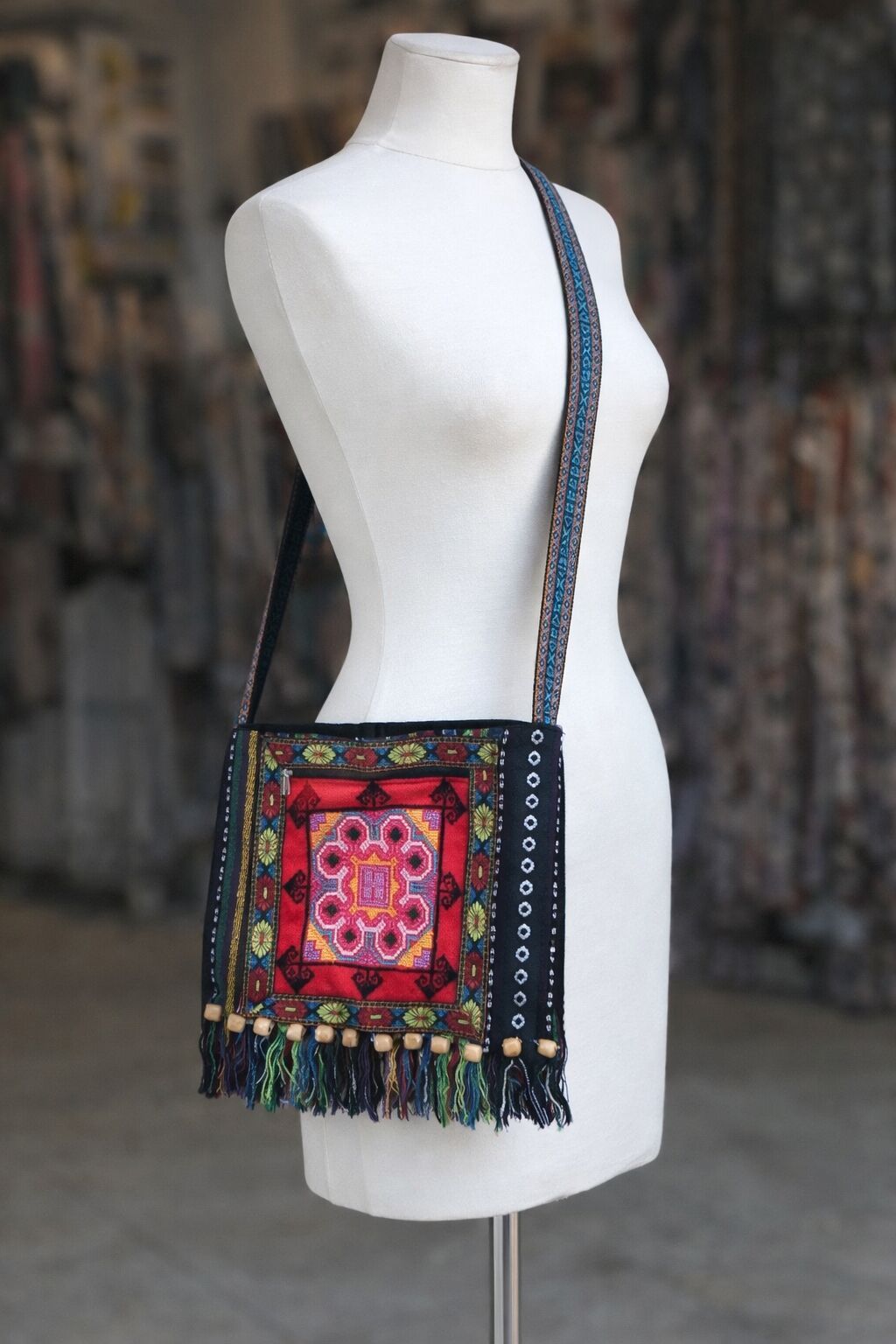 Torbe: Etno torba preko ramena sa bogatim vezom - Ručno tkana i vezena torba