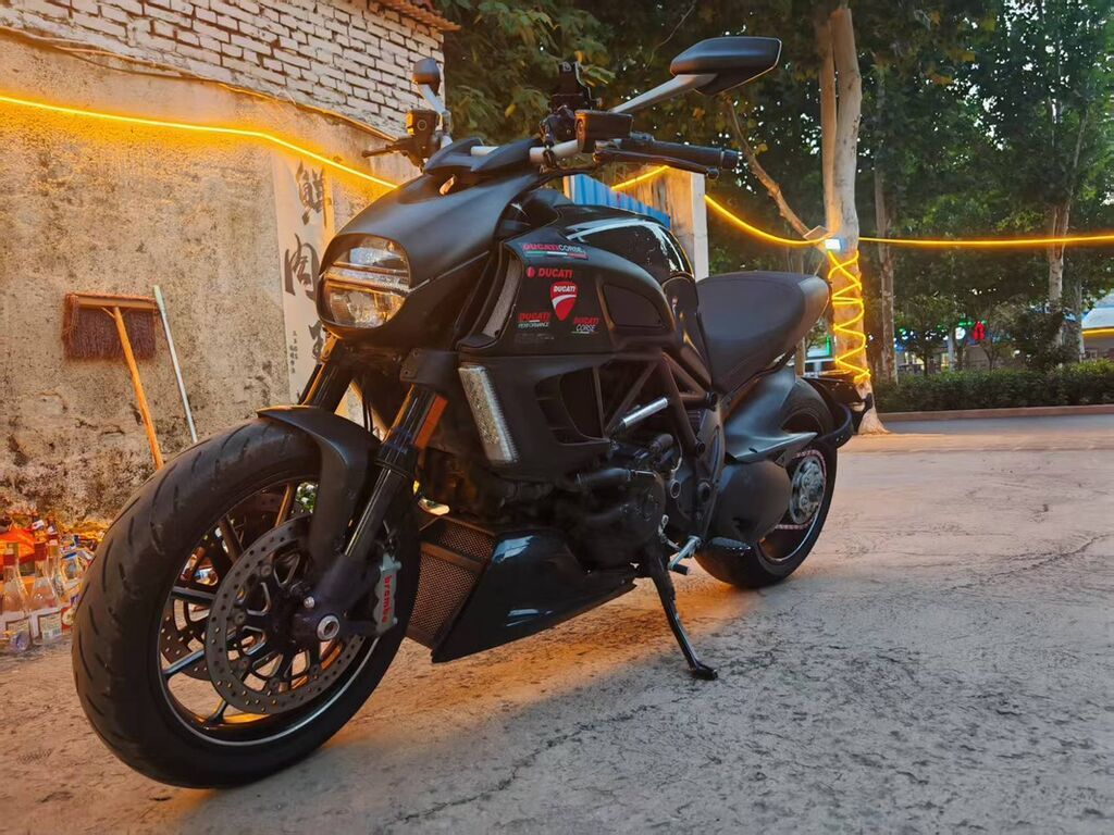 Ducati Diavel (чёрный матовый) — мощный крузер/родстер с фирменной: фото 2