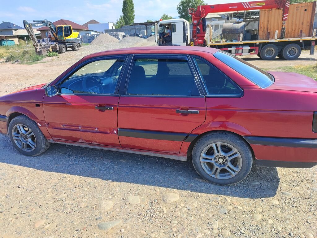 Volkswagen Passat: 1990 г., 1.8 л, Механика, Седан: фото 4