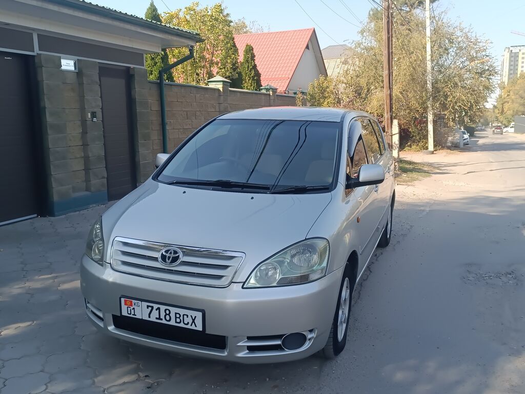 Toyota Ipsum: 2002 г., 2.4 л, Автомат, Бензин, Минивэн: фото 2