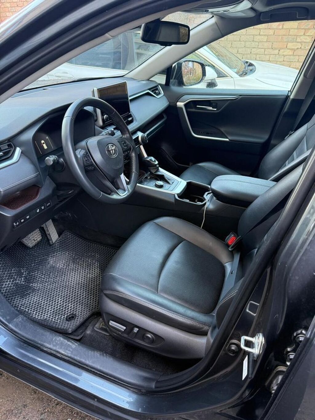 Toyota RAV4: 2024 г., 2.5 л, Автомат, Бензин, Кроссовер: фото 2