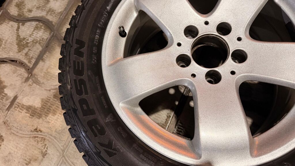 Диски Mercedes с шинами 215/60/R16 Зимний комплект. Состояние: фото 4