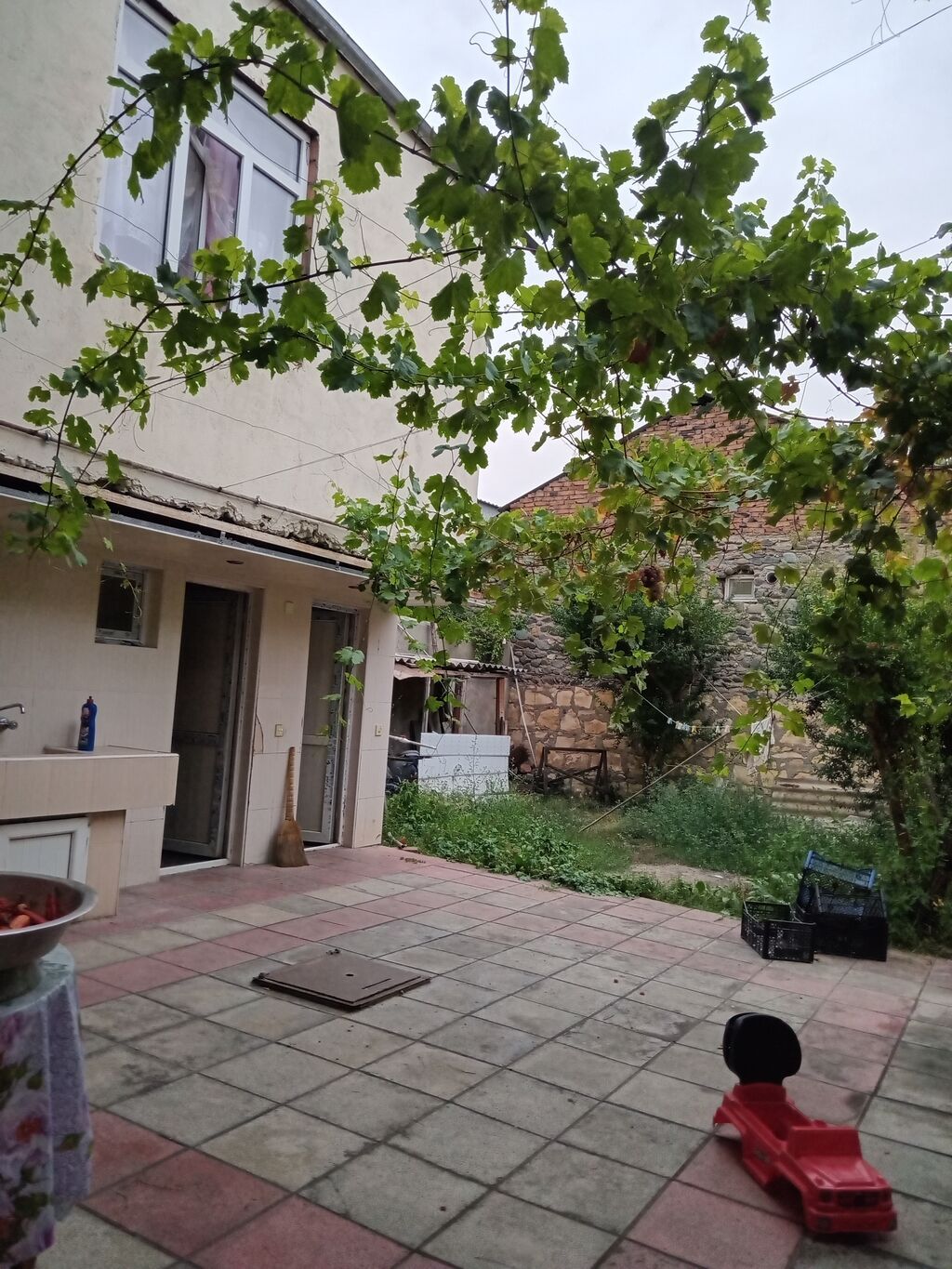 Məhlə evidi iki mərtəbəli 1ci mərtəbəni kiraye verilir, tələbə qızlara