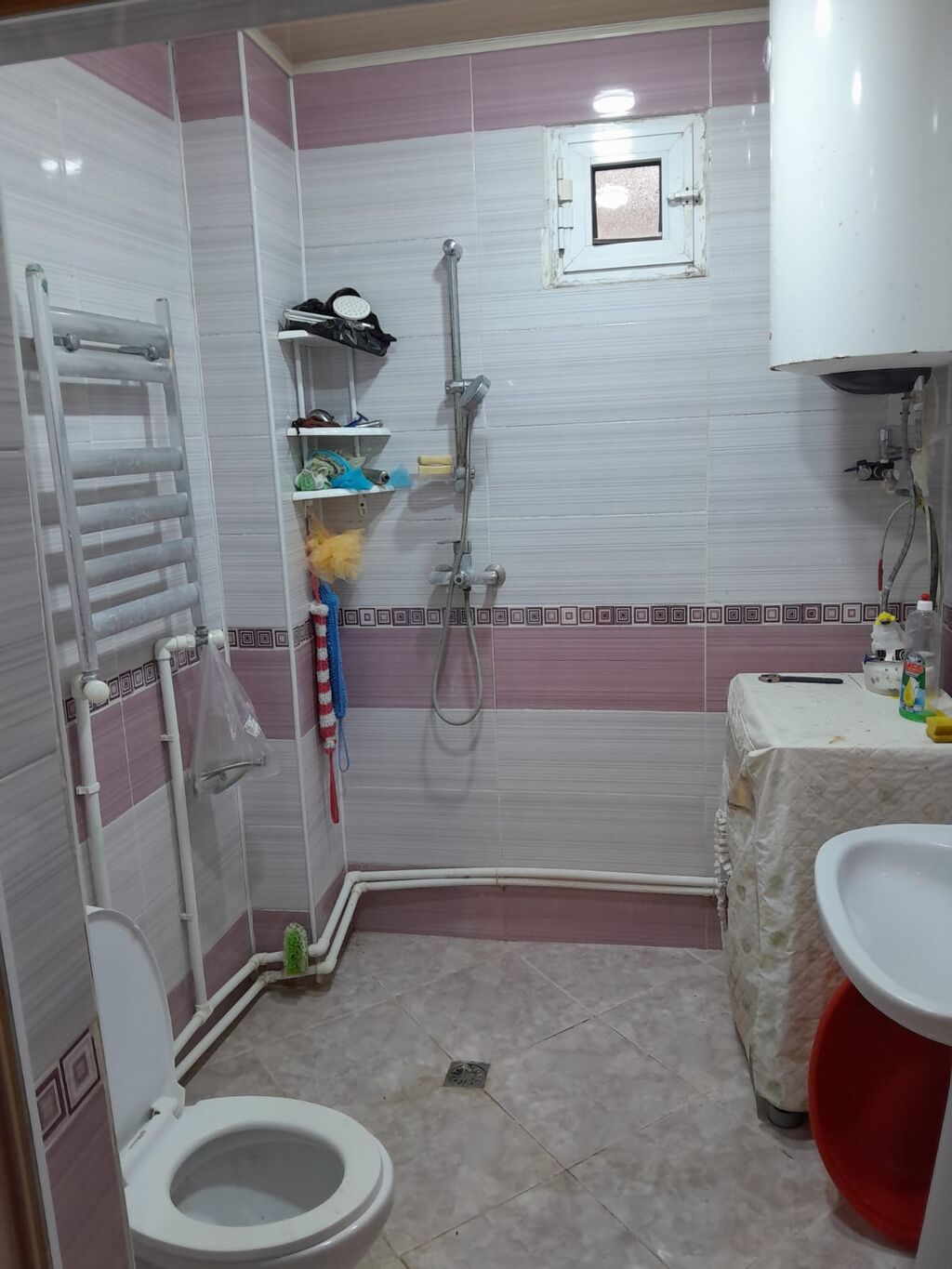 Satılır: həyət evi və torpaq sahəsi - Geniş zal: böyük pəncərələr