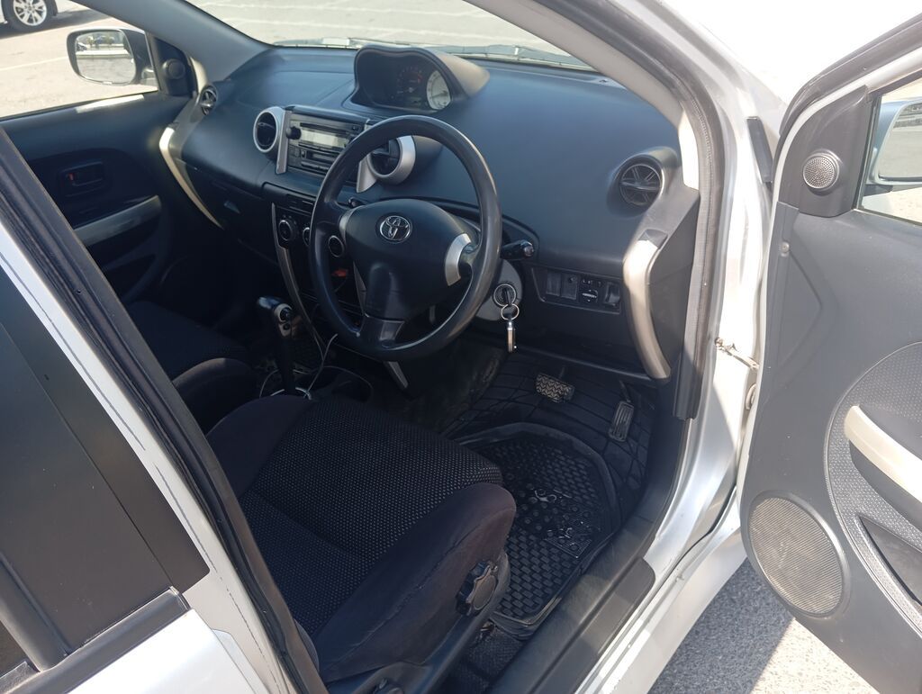Toyota Ist: 2002 г., 1.3 л, Автомат, Бензин, Хэтчбэк: фото 8