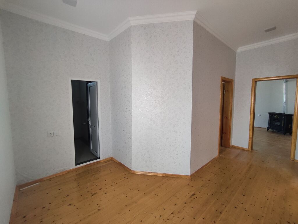 Həyət evi satılır. Ev Saray qəsəbəsində yerləşir
