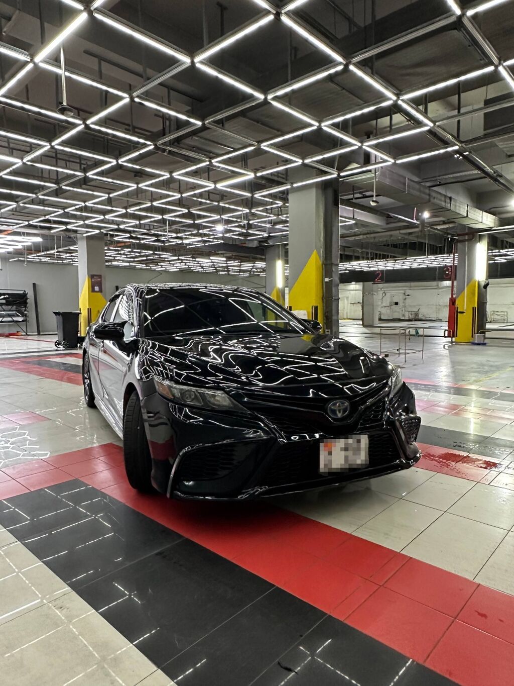 Toyota Camry: 2021 г., 2.5 л, Гибрид, Седан: фото 2