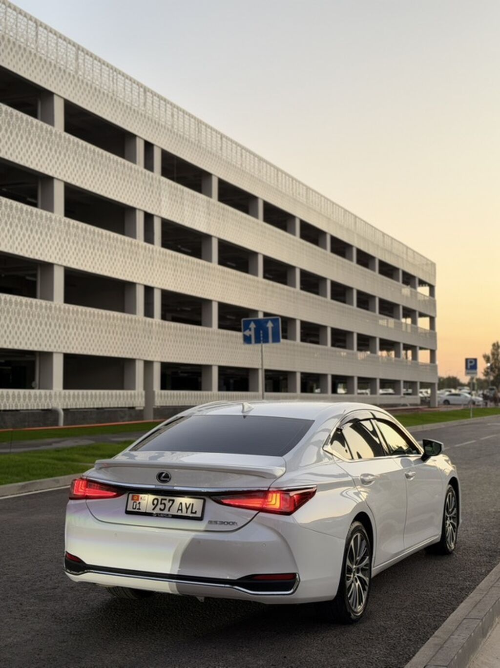 Lexus ES: 2022 г., 2.5 л, Автомат, Гибрид, Седан: фото 5