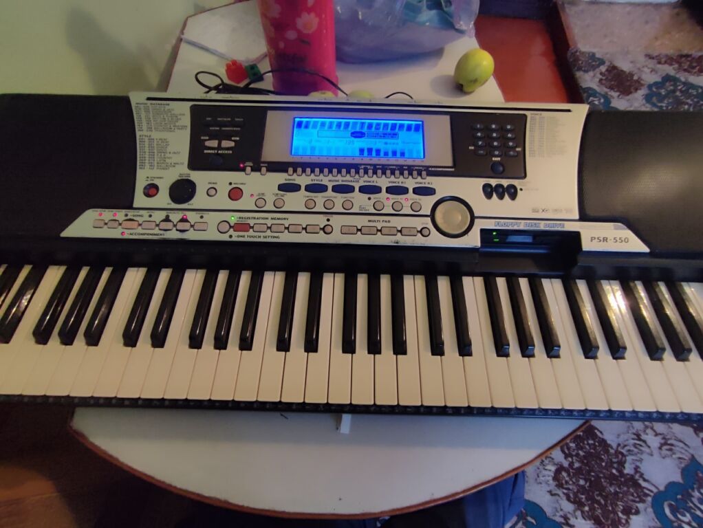 Синтезатор Yamaha PSR-550 в серебристом корпусе. Оснащен встроенными: фото 8