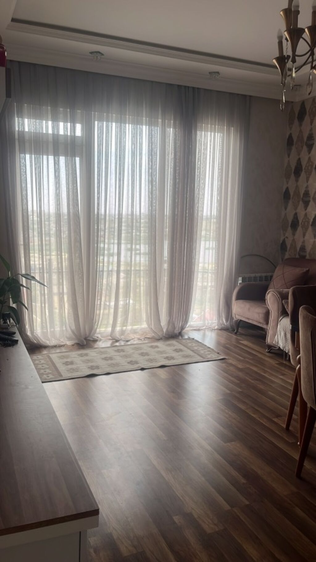 4otaqlı mənzil – geniş qonaq otağı, yataq otağı və uşaq/iş otağı