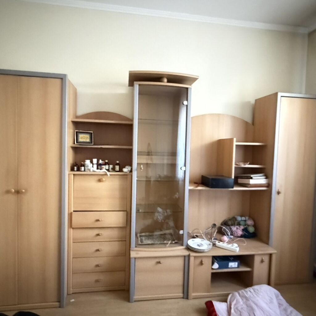 Стенка модульная из ЛДСП в светлом дереве с серыми кантами. Состав и