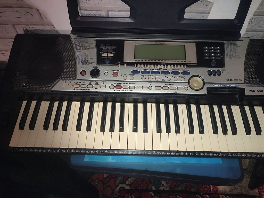 Синтезатор Yamaha PSR-550 в серебристом корпусе. Оснащен встроенными: фото 1