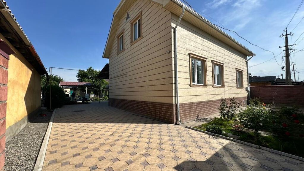 Продается двухуровневый дом в ж/м Ак-Орго на пересечении улиц