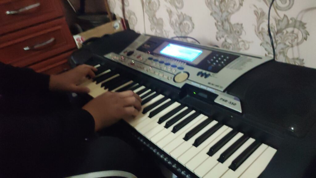 Синтезатор Yamaha PSR-550 в серебристом корпусе. Оснащен встроенными: фото 7