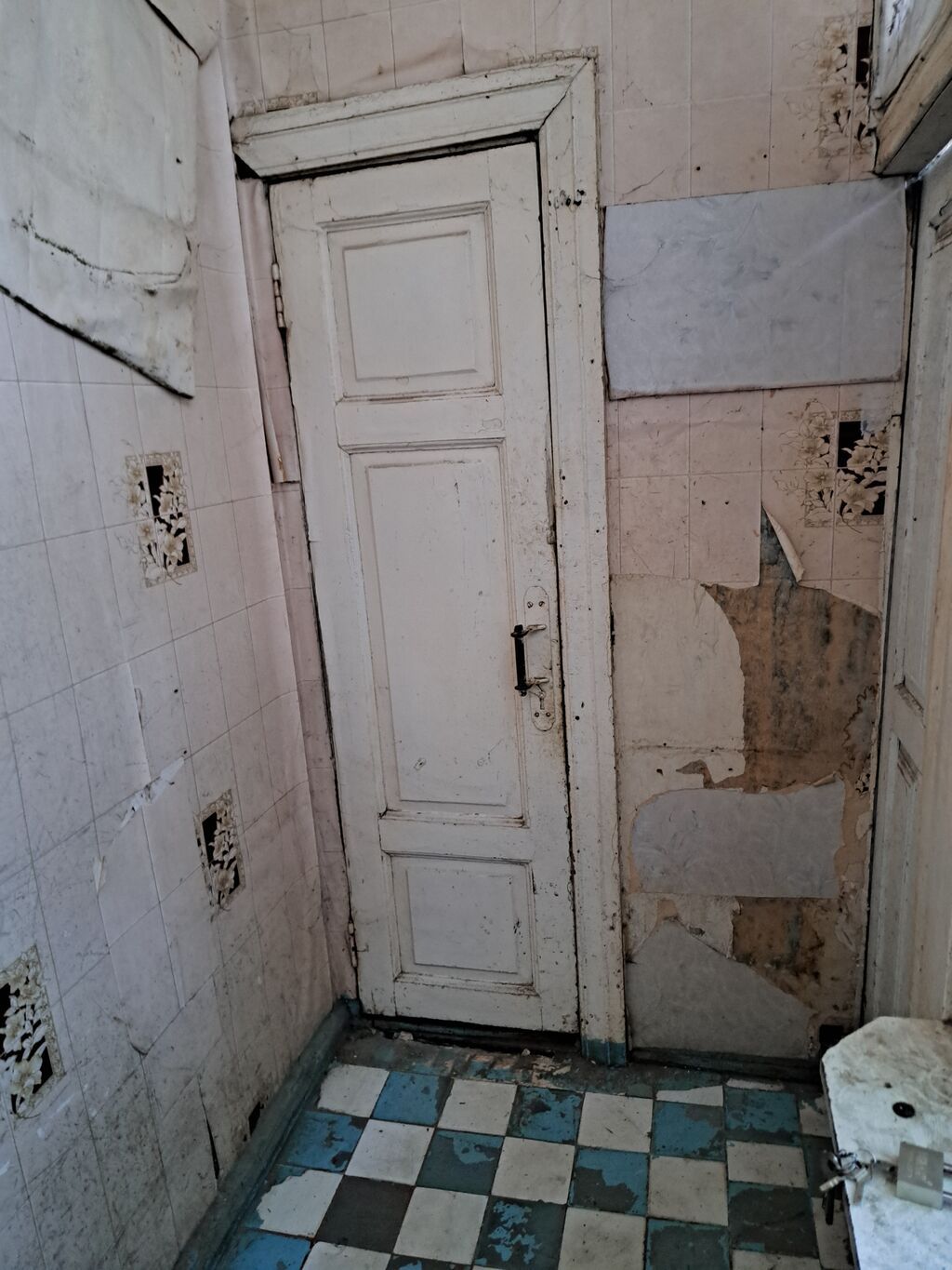 Ev satilir qaz, isiq,su daimidi . 2 mertebeli bina evinin birinci