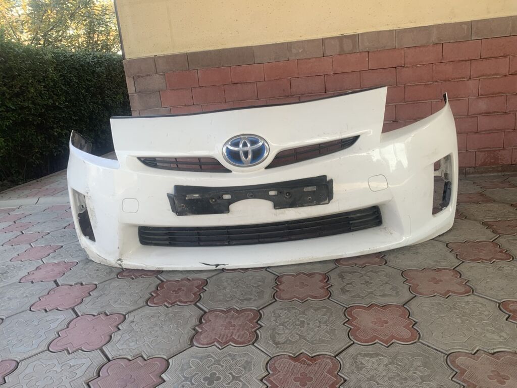 Передний бампер Toyota Prius в белом цвете. Оригинальный бампер с: фото 3