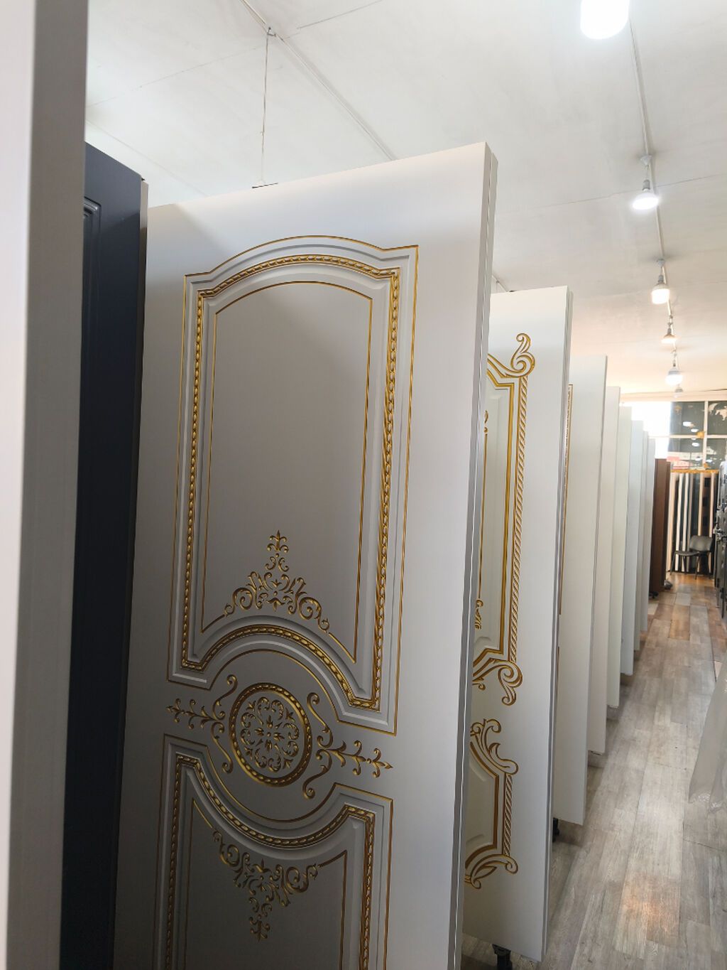 Klassik dizaynlı interyer qapıları - Material: MDF əsaslı, örtüklü