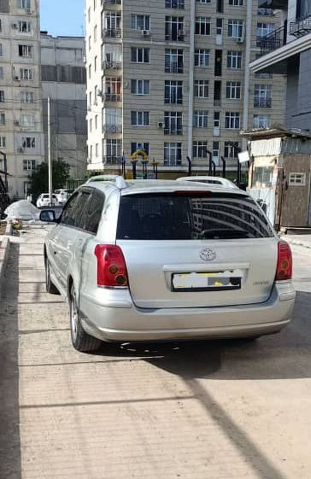 Toyota Avensis: 2004 г., 2 л, Автомат, Бензин, Универсал: фото 3