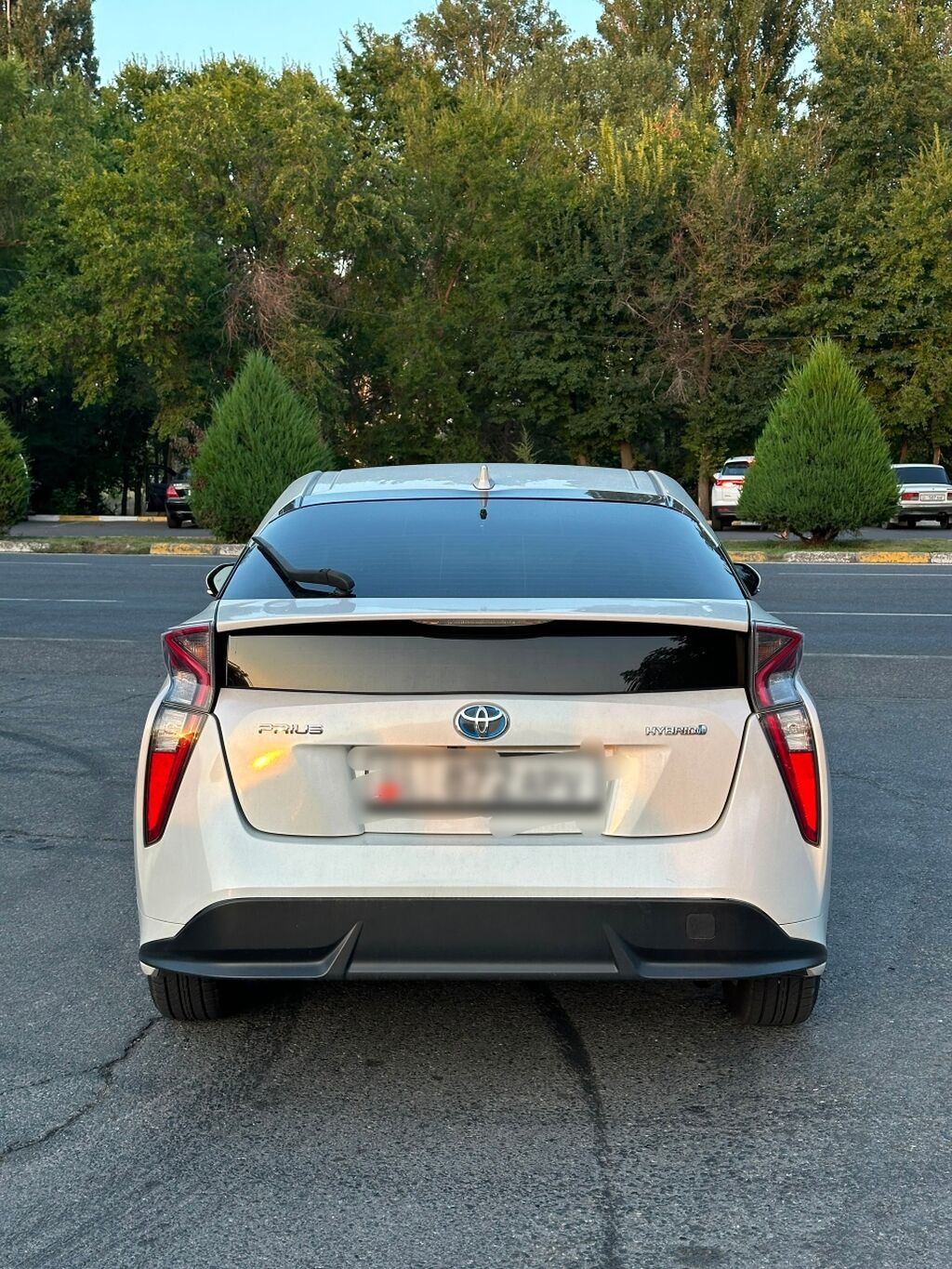 Toyota Prius: 2015 г., 1.8 л, Автомат, Гибрид, Хэтчбэк: фото 2