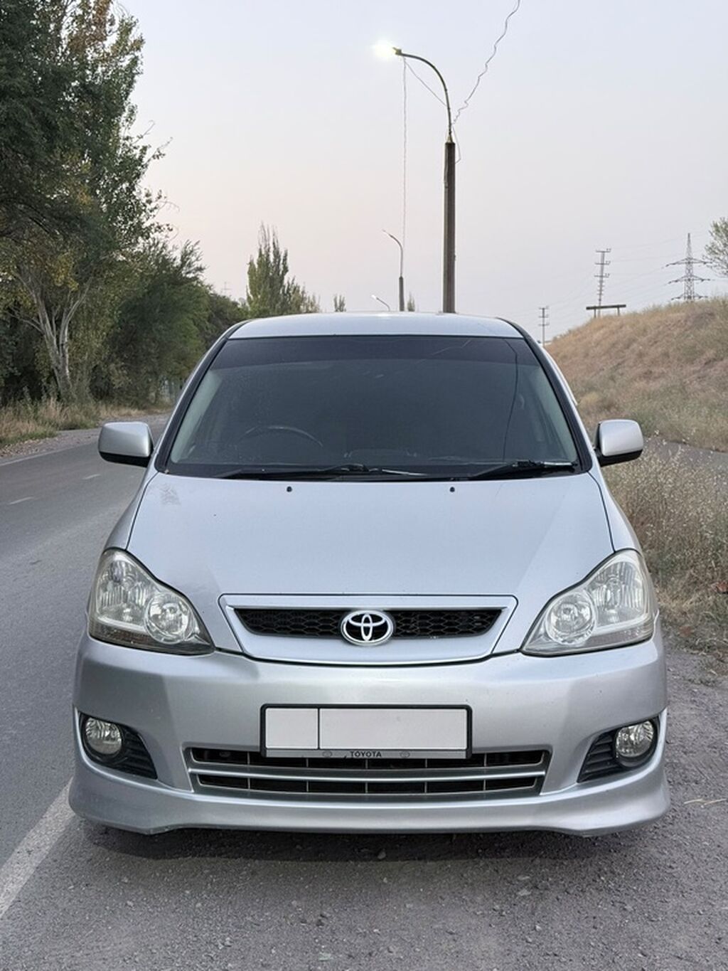 Toyota Ipsum: 2004 г., 2.4 л, Автомат, Газ, Минивэн: фото 2