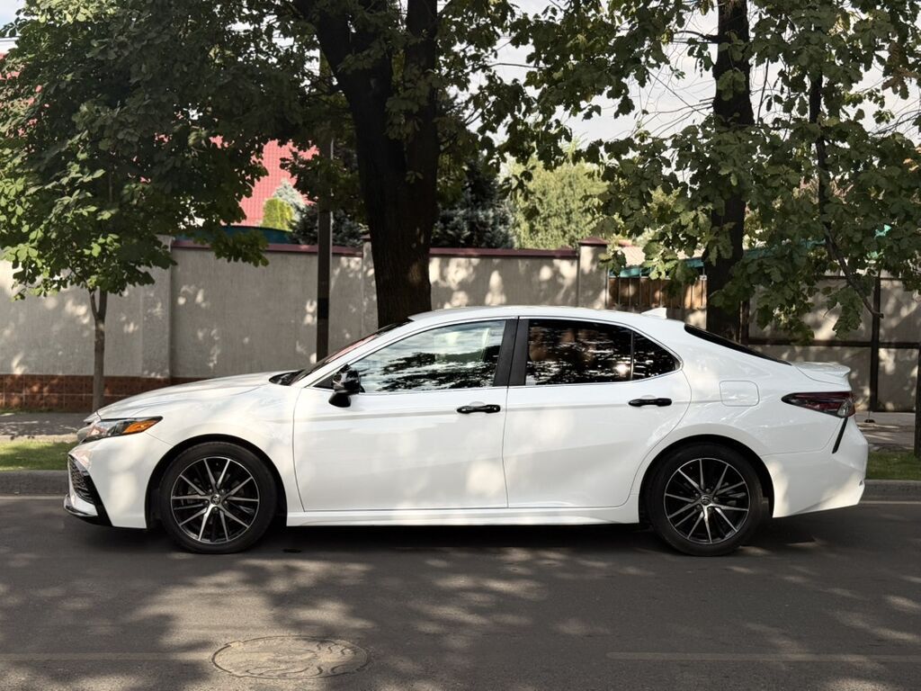 Toyota Camry: 2021 г., 2.5 л, Автомат, Бензин, Седан: фото 3
