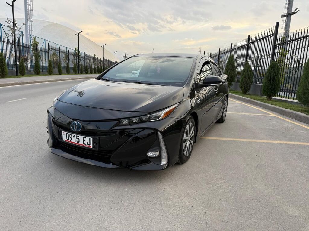 Toyota Prius: 2020 г., 1.8 л, Робот, Электромобиль, Хэтчбэк: фото 2