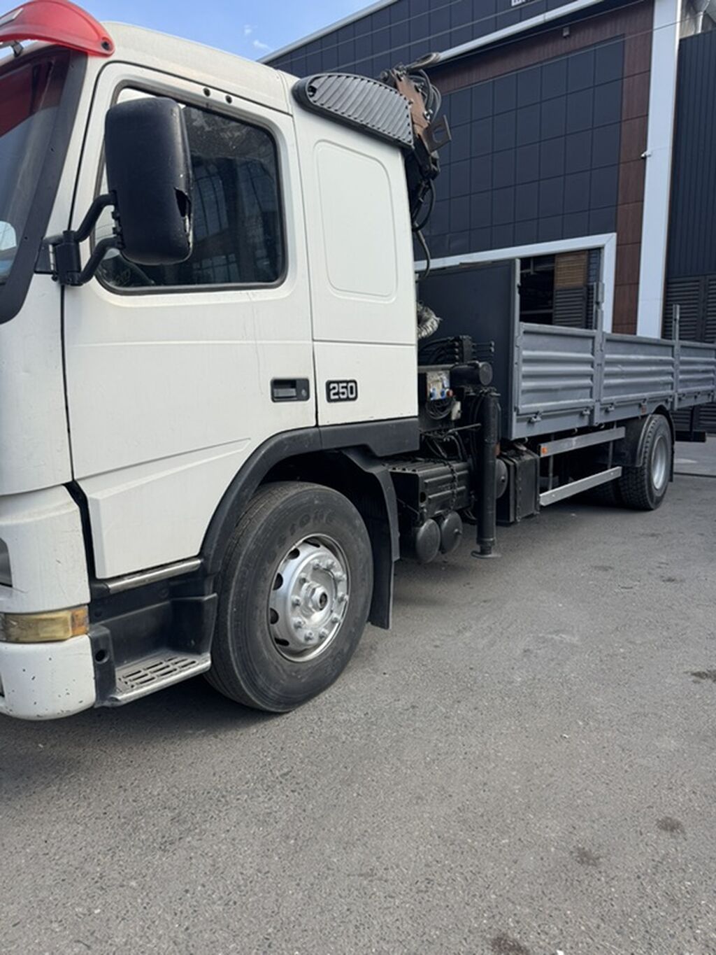 Грузовой бортовой автомобиль Volvo FM7 250 с КМУ Характеристики и: фото 3