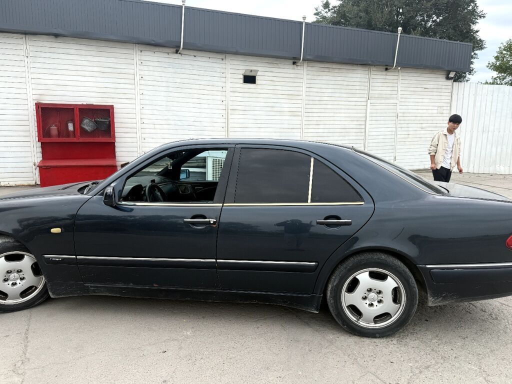 Mercedes-Benz E-Class: 1997 г., 4.2 л, Автомат, Бензин, Седан: фото 3