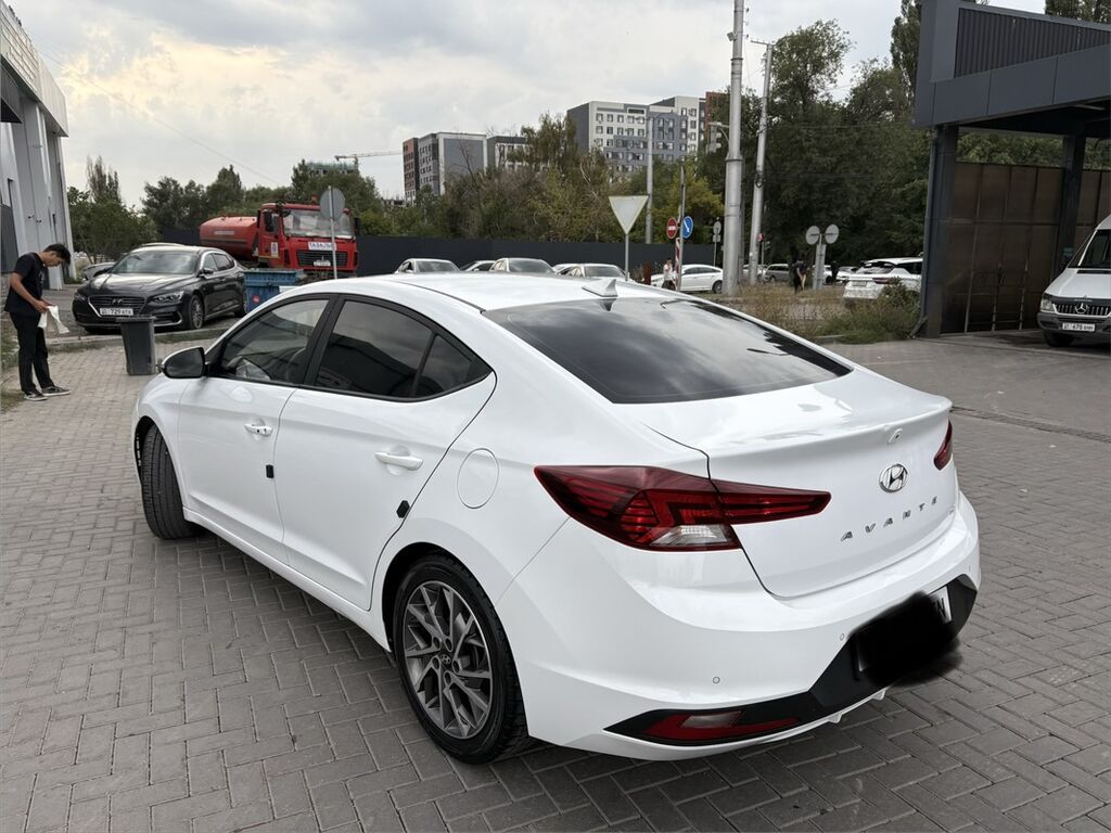 Hyundai Avante: 2018 г., 1.6 л, Автомат, Бензин, Седан: фото 3