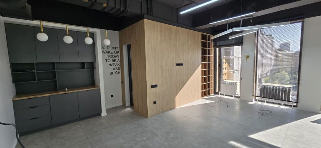 Сдаю Офис целиком: 105 м², В бизнес центре, С ремонтом, С высокими потолками