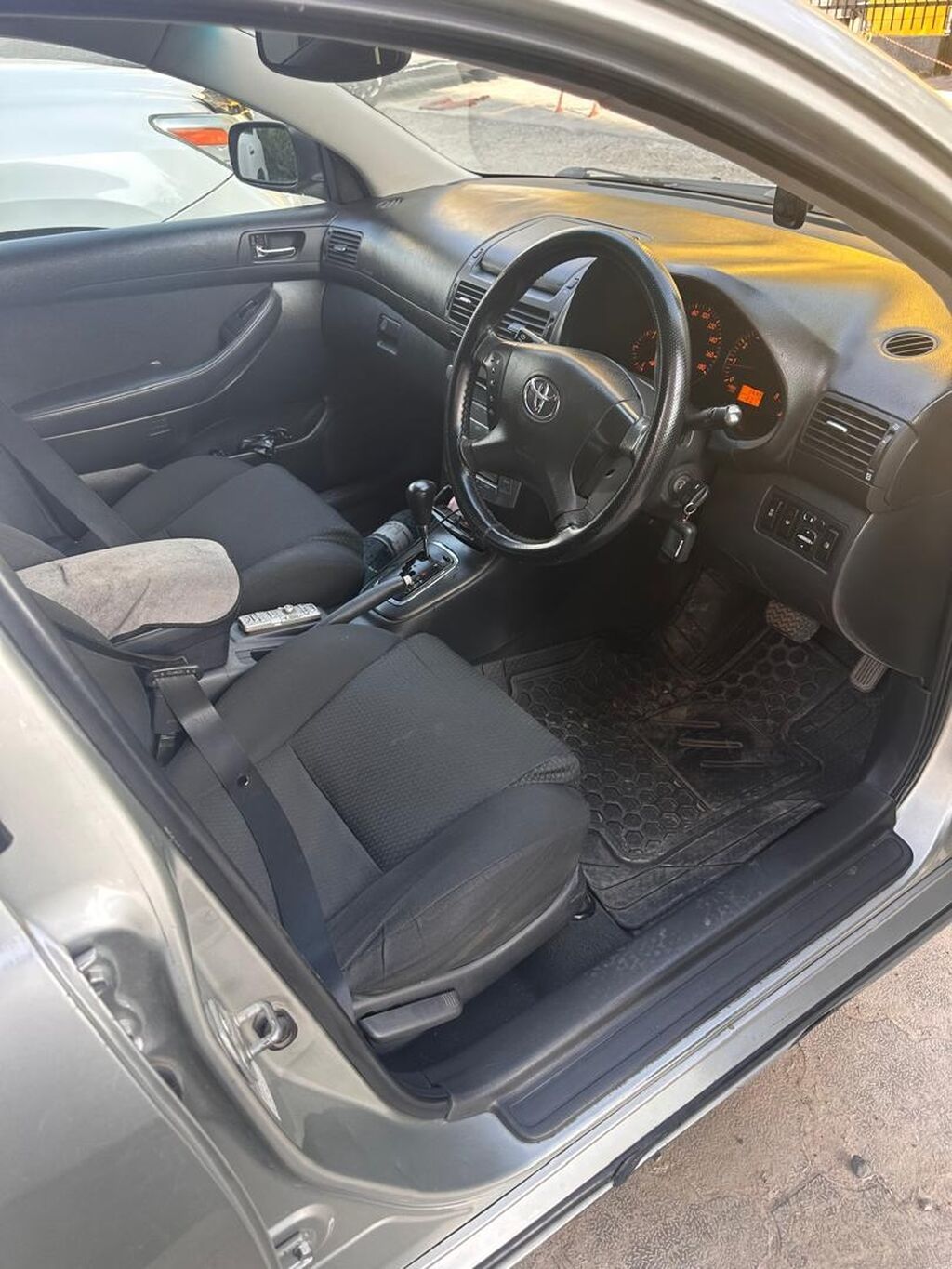 Toyota Avensis: 2004 г., Автомат, Бензин, Универсал: фото 4