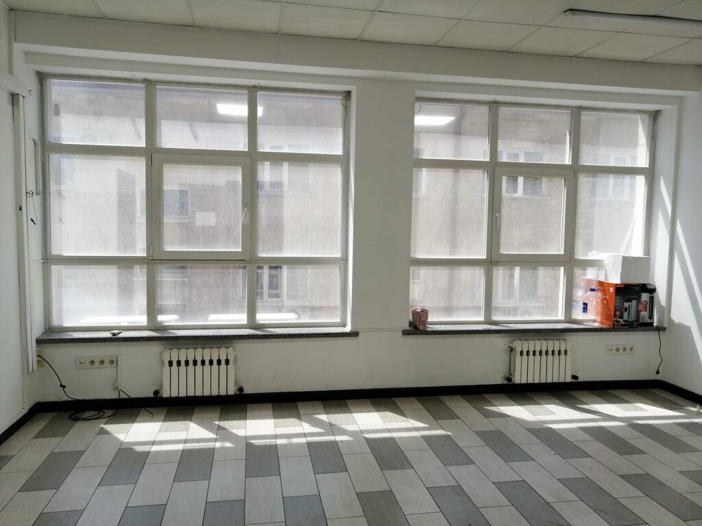 Аренда офисов, 23 м², В бизнес центре, 1 линия: фото 2