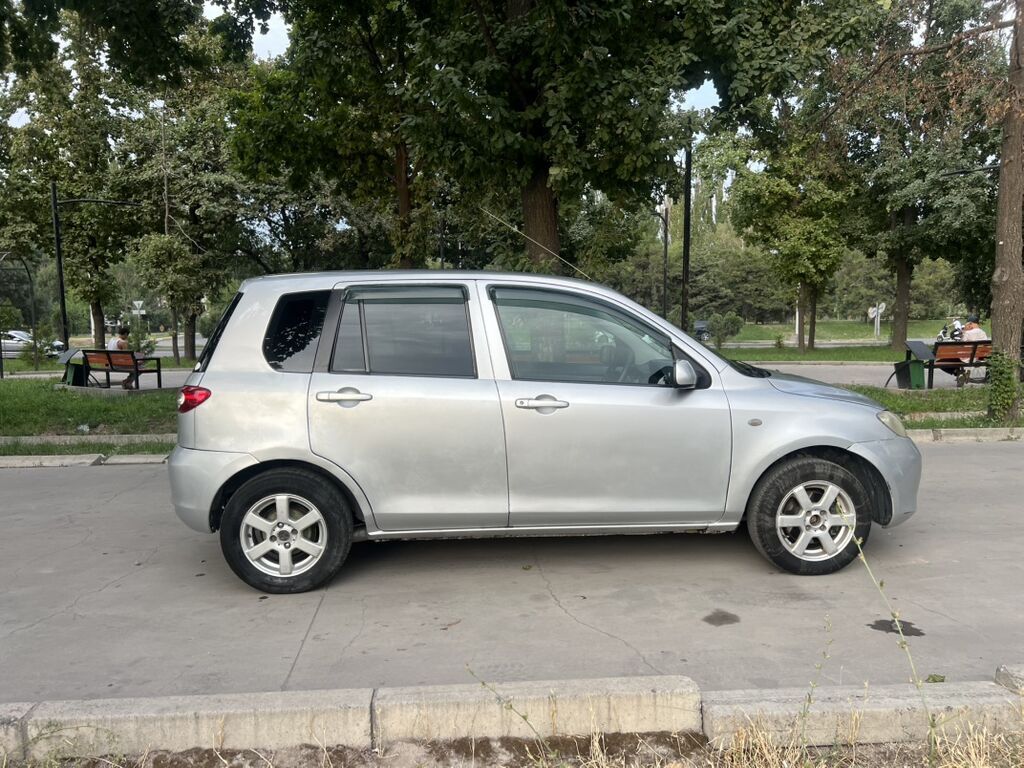 Mazda Demio: 2004 г., 1.3 л, Автомат, Бензин, Хэтчбэк: фото 3