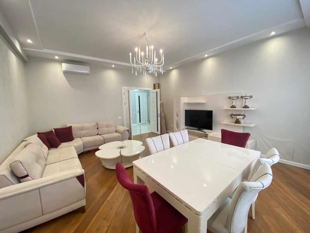 28 May metrosunun yaxınlığında 2 otaqlı mənzil kirayə verilir. 111 m²