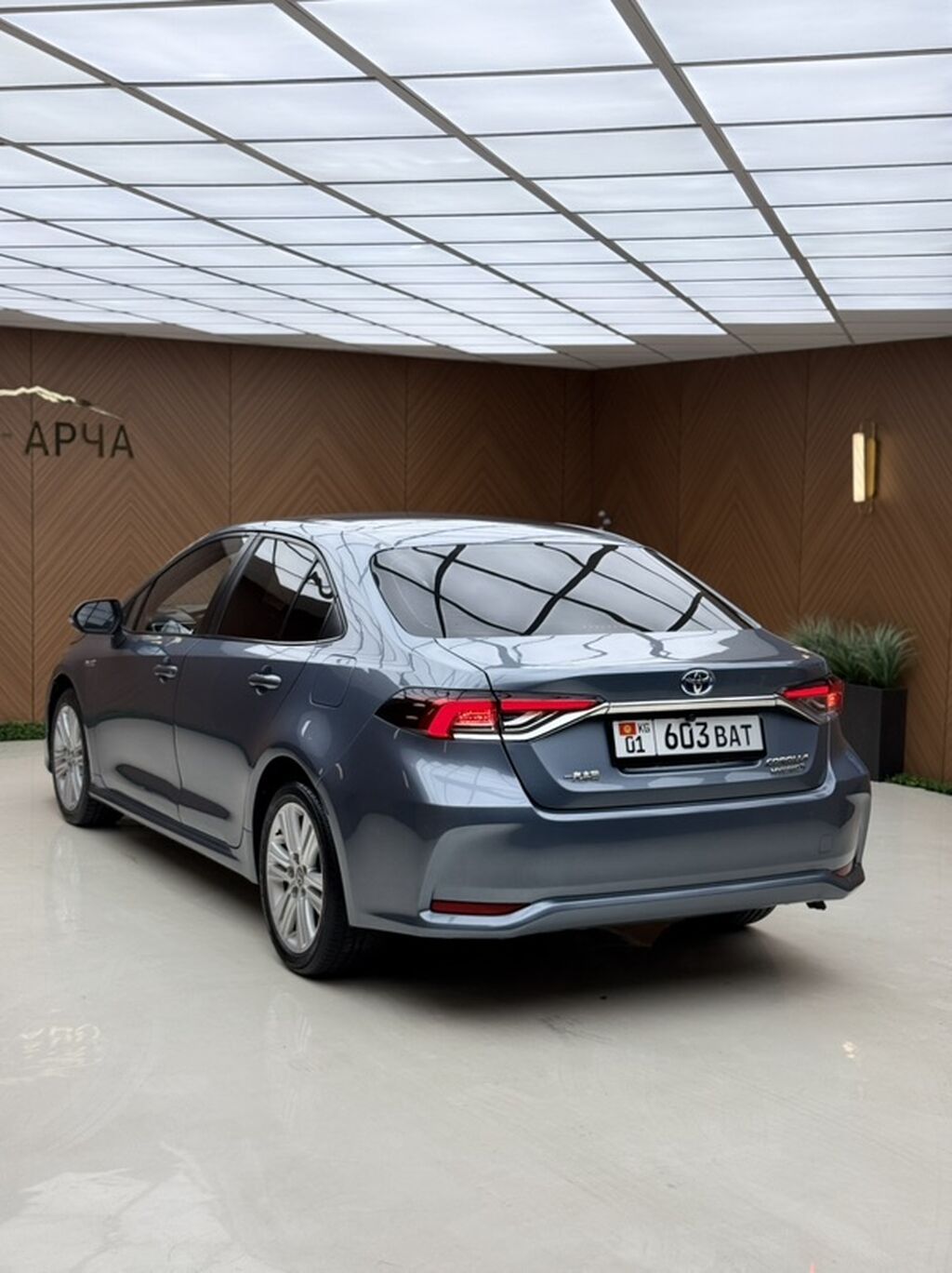 Toyota Corolla: 2019 г., 1.8 л, Автомат, Гибрид, Седан: фото 4