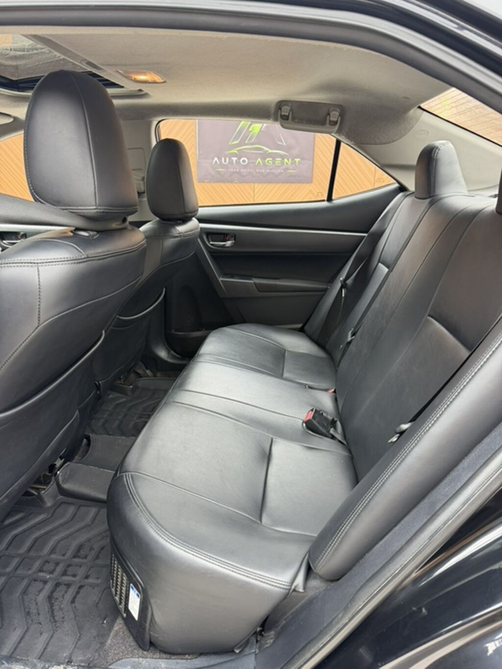 Toyota Corolla: 2019 г., 1.8 л, Автомат, Гибрид, Седан: фото 5