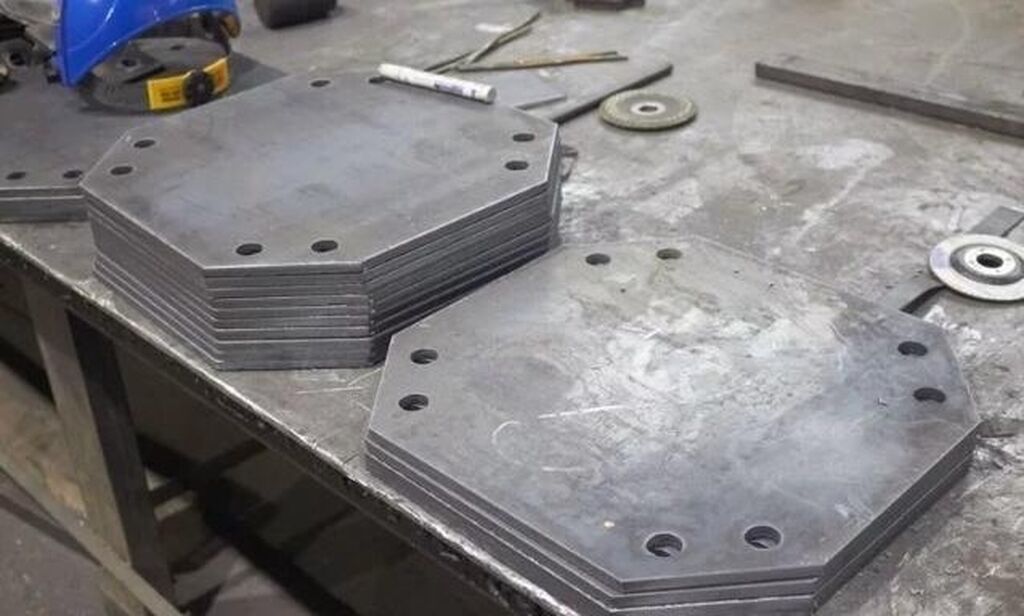 Пластина стальная 3мм 100х100мм. Стальная пластина -5х40х40. Мыльница сварщика своими руками. Как сделать металлическую пластину. Стальная пластина 20см на 20см.