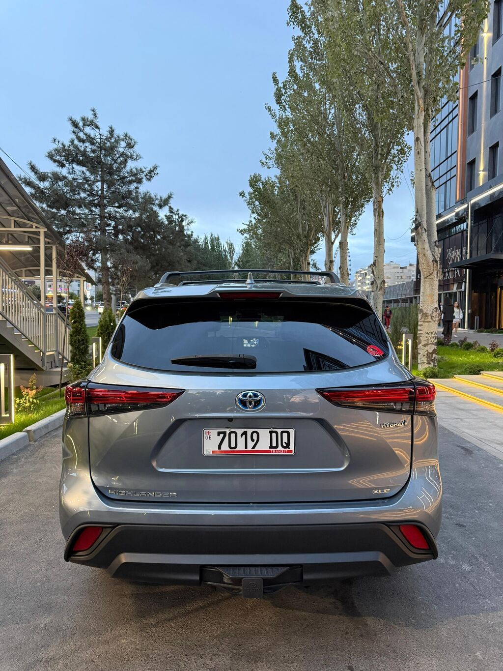 Toyota Highlander: 2022 г., 2.5 л, Автомат, Гибрид, Внедорожник: фото 3
